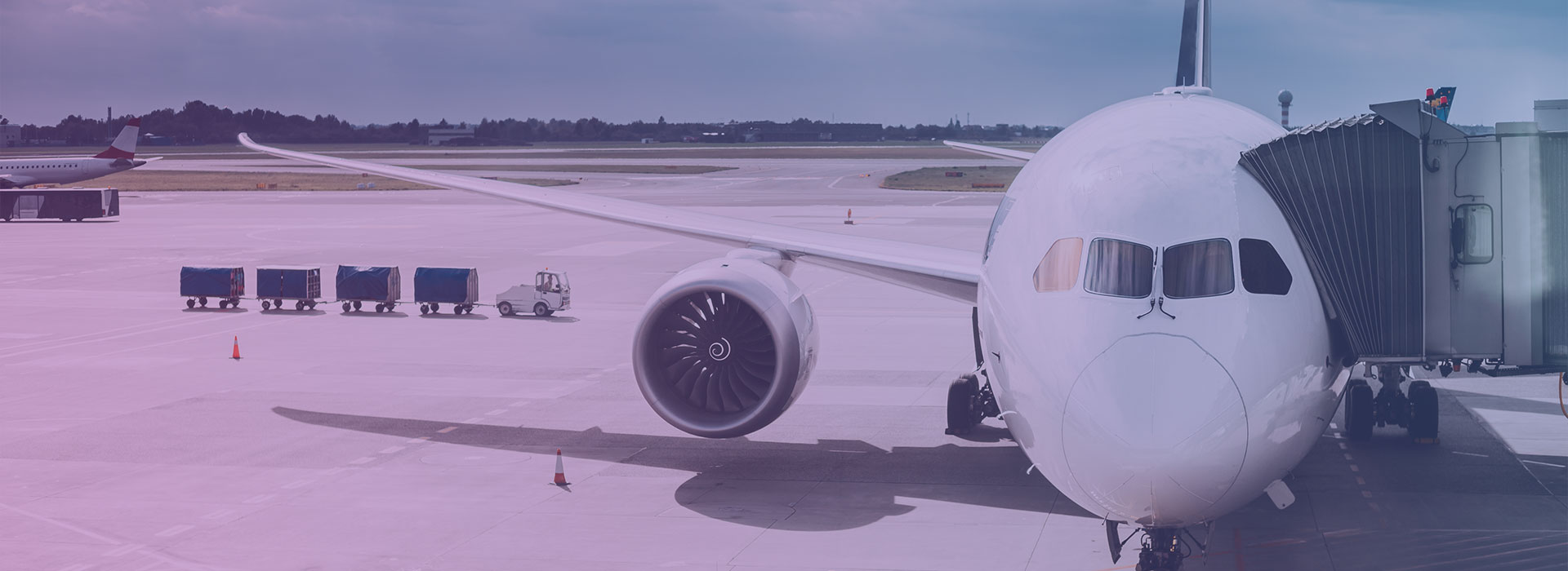 aircraft-plane-boarding-passengers-in-airport-term-3KFH2NX-1